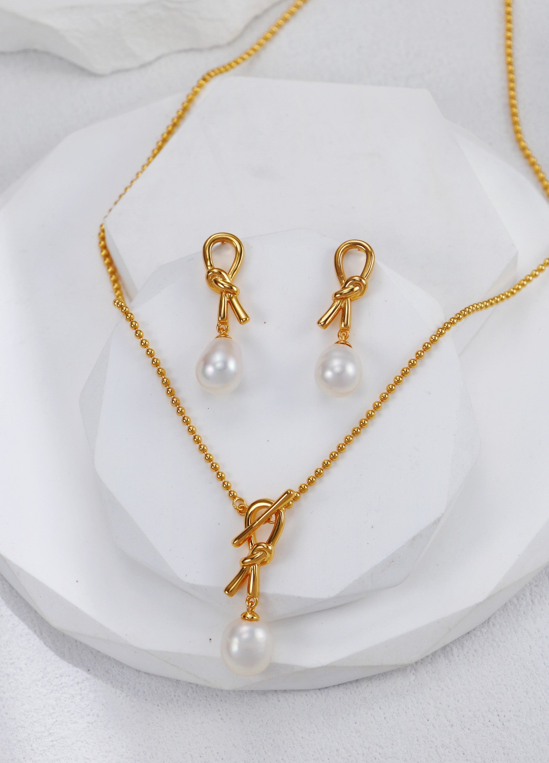 Knot Pearl Pendant Necklace