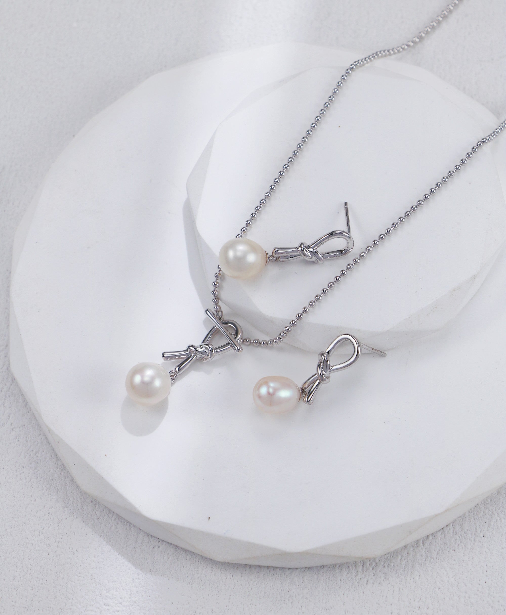 Knot Pearl Pendant Necklace