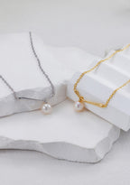 Minimal Curved Bar Drop Pearl Necklace