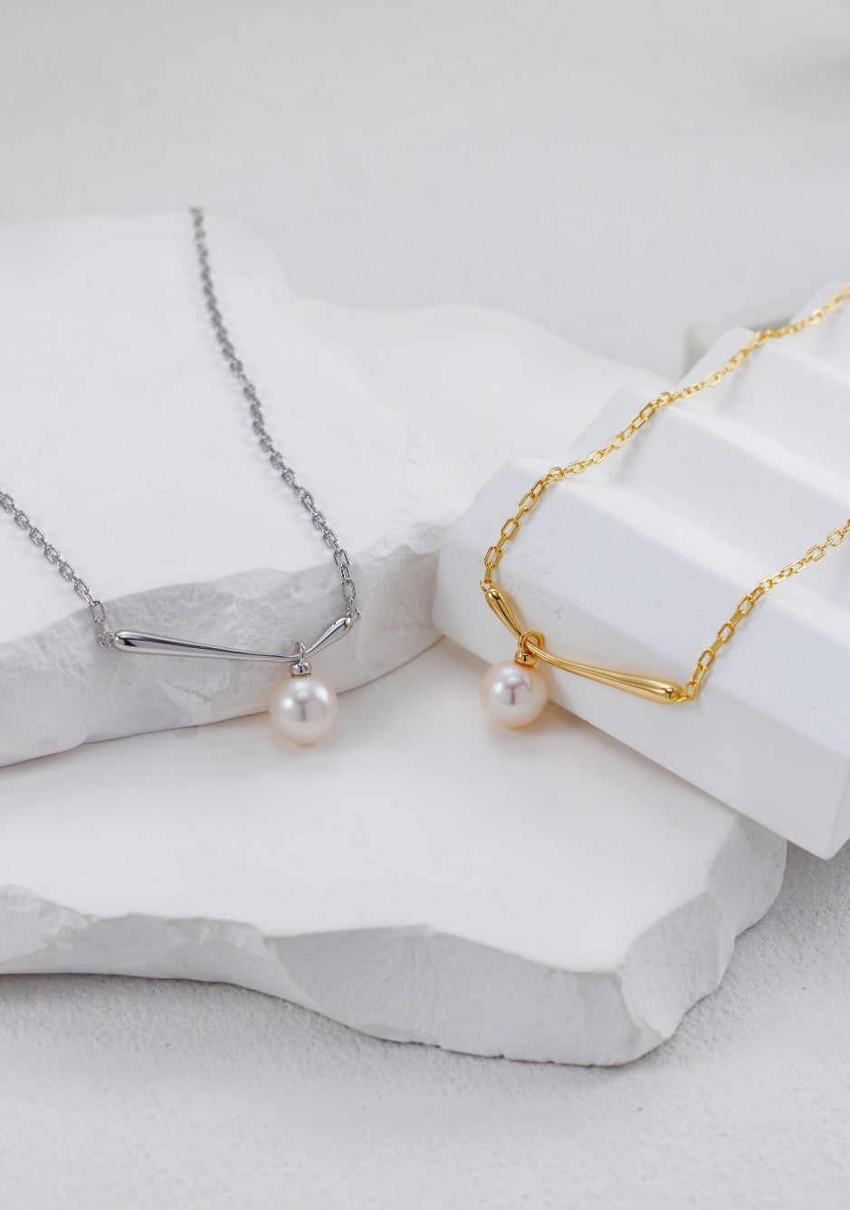 Minimal Curved Bar Drop Pearl Necklace
