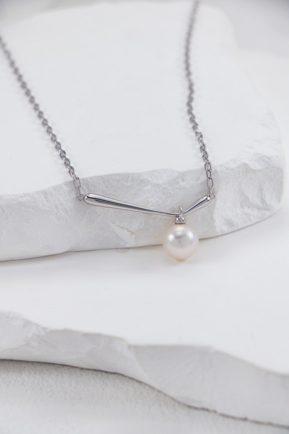 Minimal Curved Bar Drop Pearl Necklace