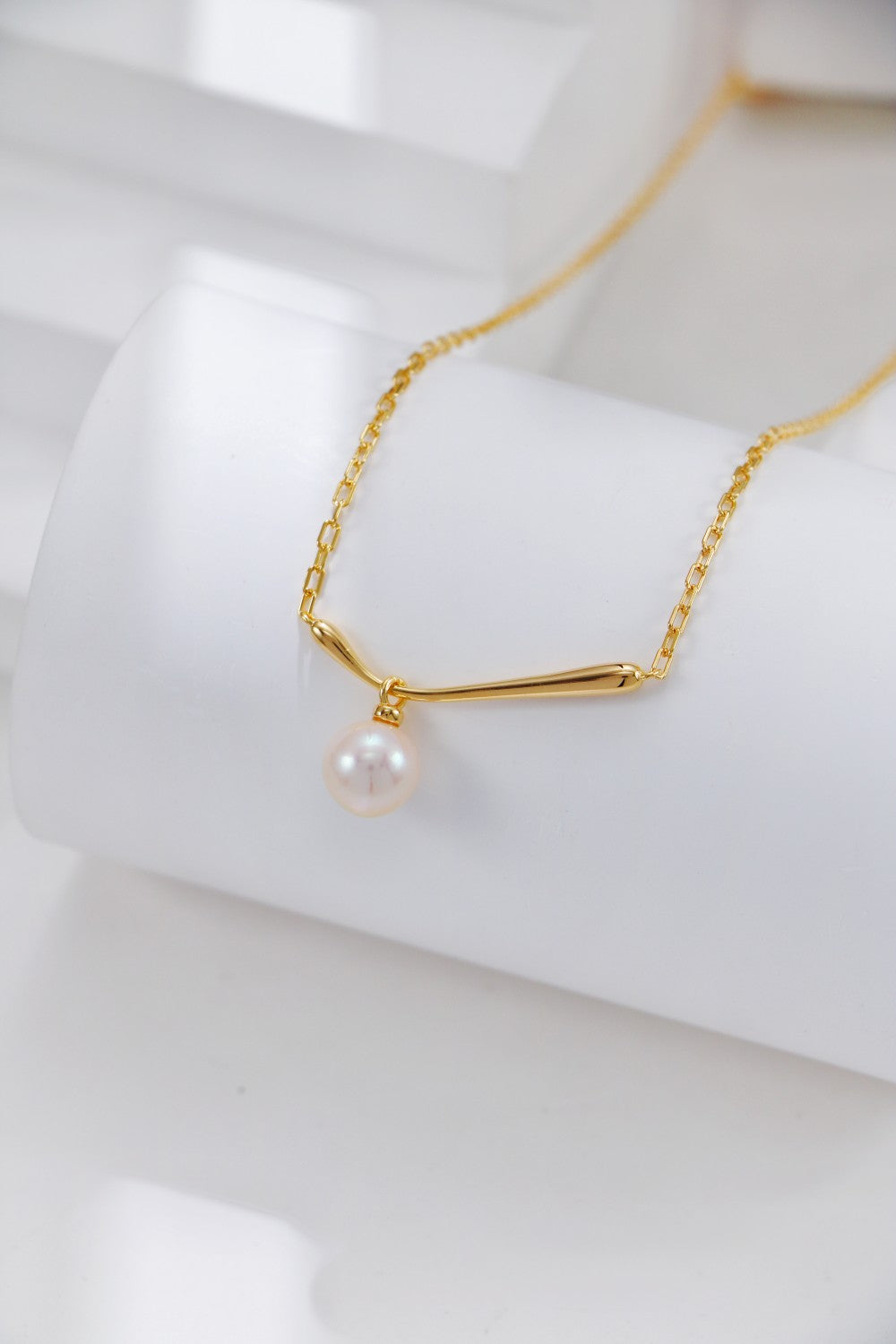 Minimal Curved Bar Drop Pearl Necklace
