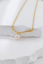 Minimal Curved Bar Drop Pearl Necklace