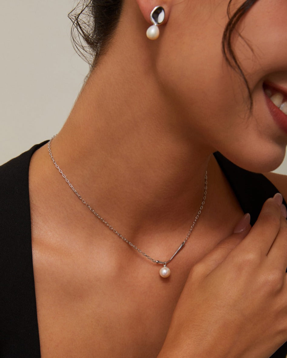 Minimal Curved Bar Drop Pearl Necklace