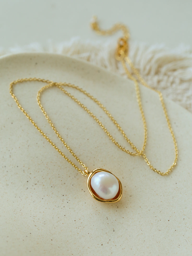 Metal Bezel Setting Baroque Pearl Necklace & Stud Earrings