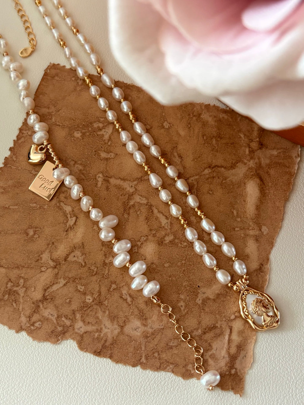 Retro Lady Portrait Rice Pearl Necklace