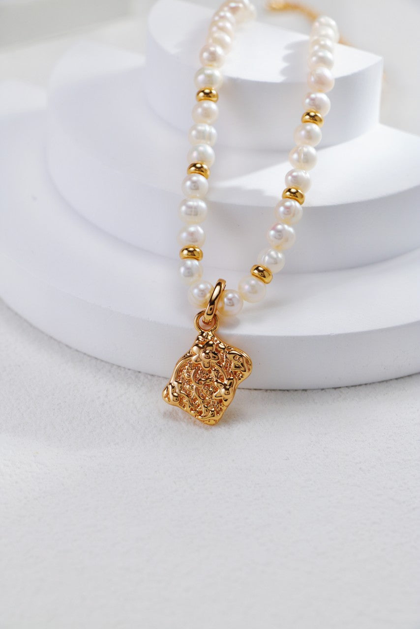 White Shell Pendant Pearl Necklace